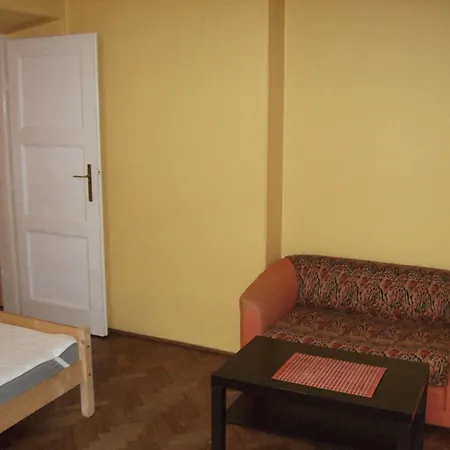 Old Walls Hostel *