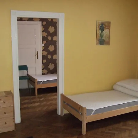Old Walls Hostel *