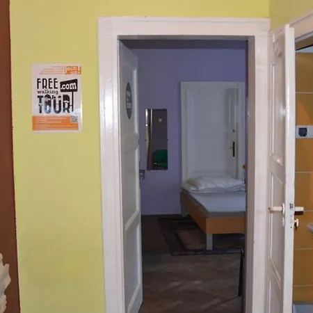 Old Walls Hostel *