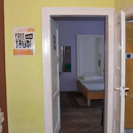 Old Walls Hostal *